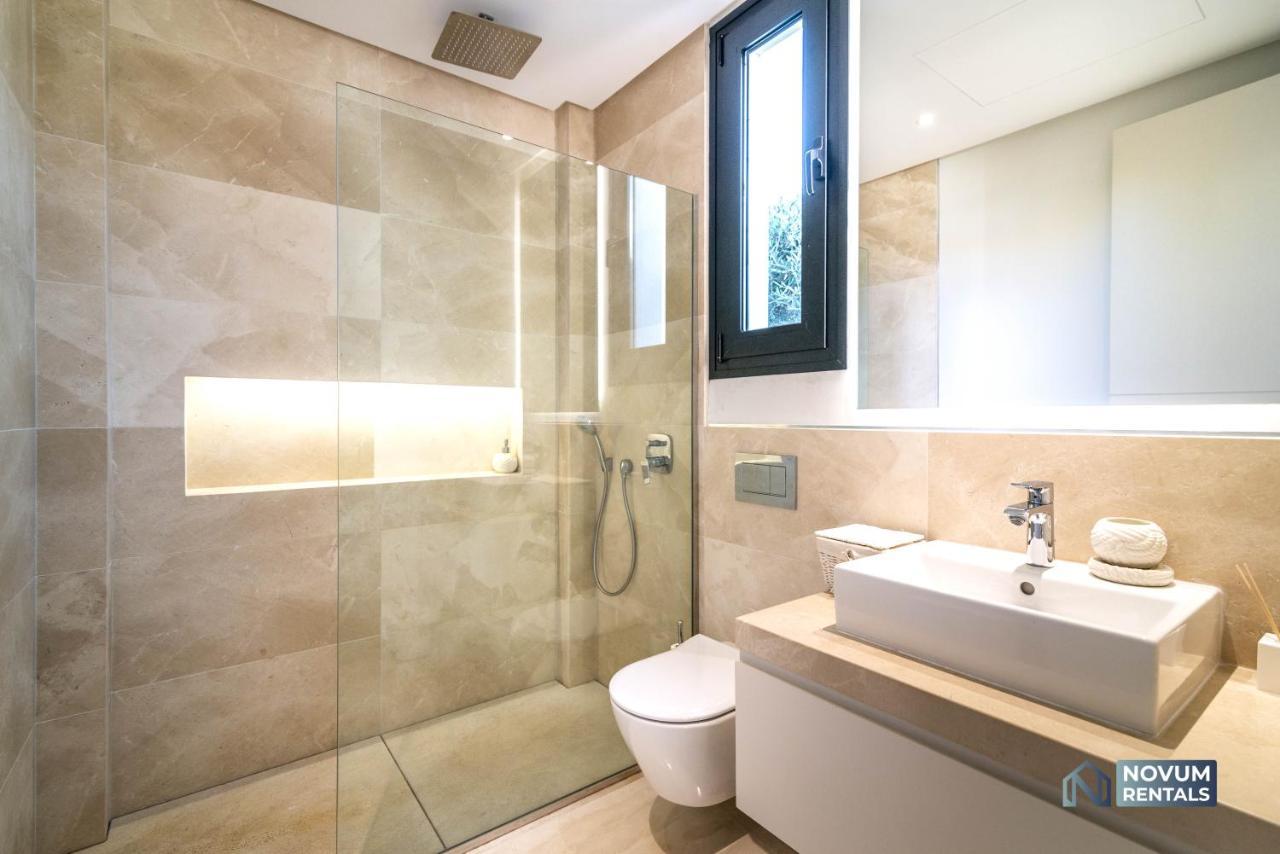 Remarkable 5-bdrm - Heated Pool & Gym Villa *