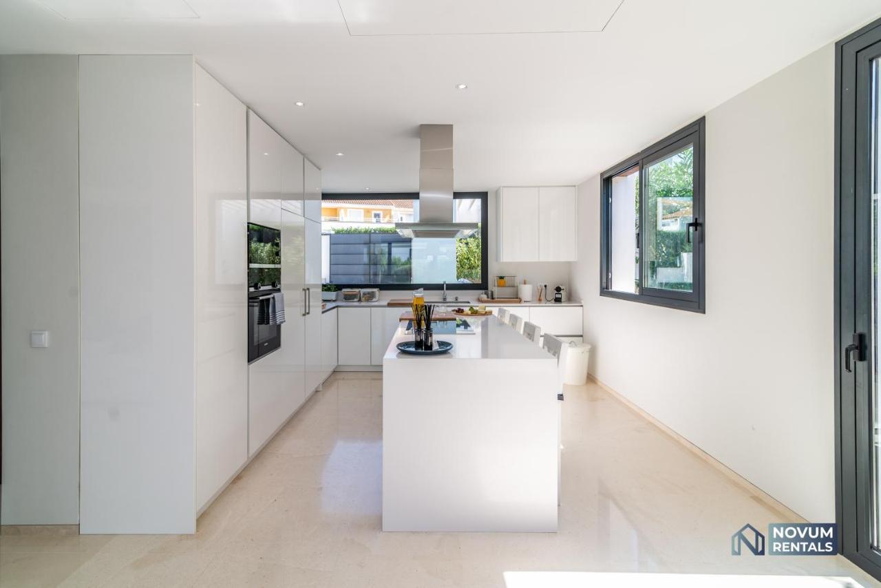 Remarkable 5-bdrm - Heated Pool & Gym Villa Estepona