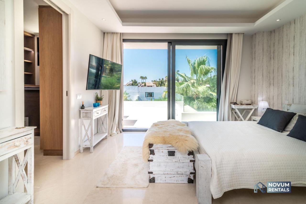Remarkable 5-bdrm - Heated Pool & Gym Villa