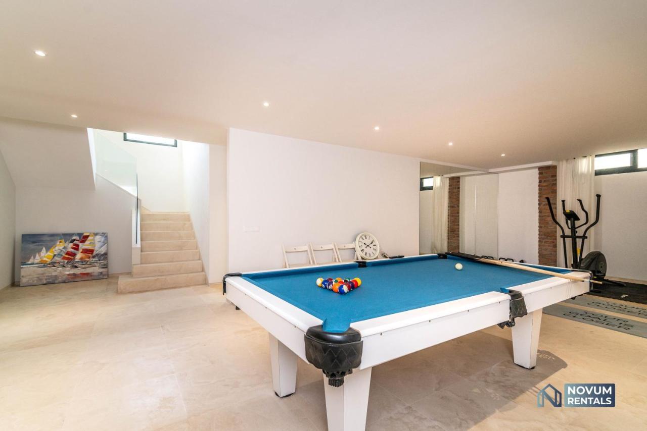 Villa Remarkable 5-bdrm - Heated Pool & Gym *