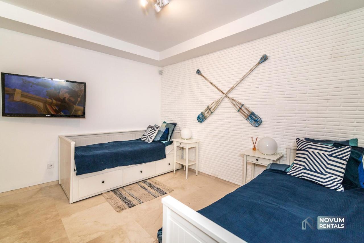 Remarkable 5-bdrm - Heated Pool & Gym *