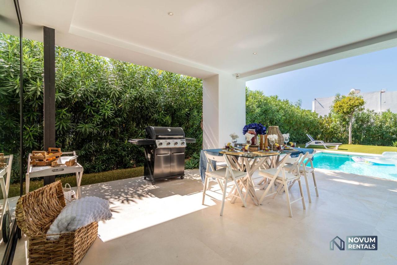 Remarkable 5-bdrm - Heated Pool & Gym Villa *