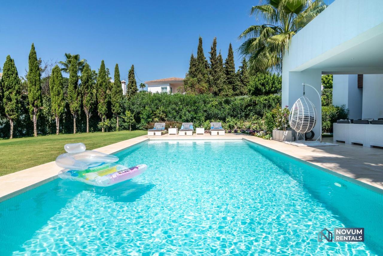 Villa Remarkable 5-bdrm - Heated Pool & Gym Estepona