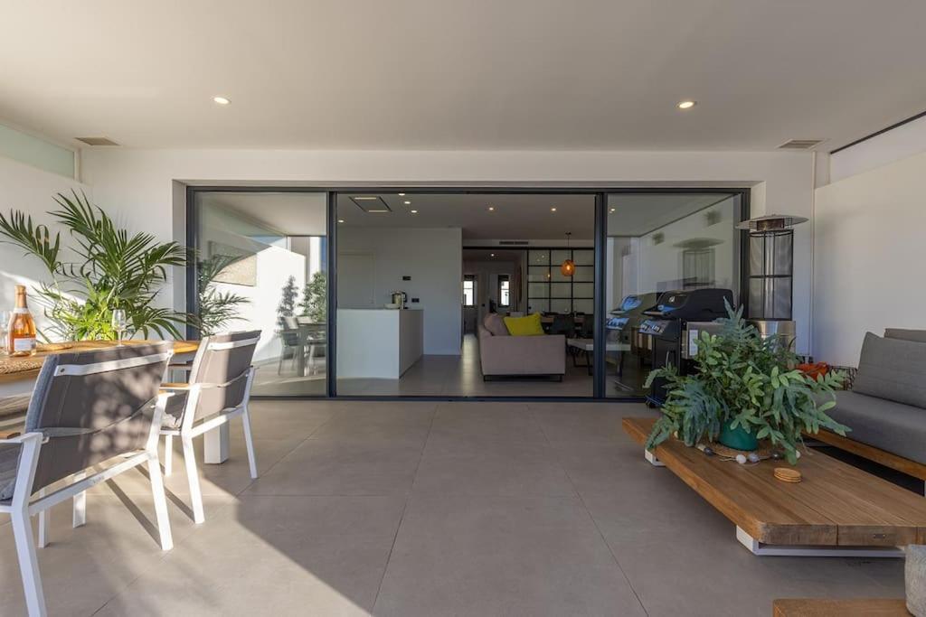 Elegant Two Bedroom At Hills! Estepona