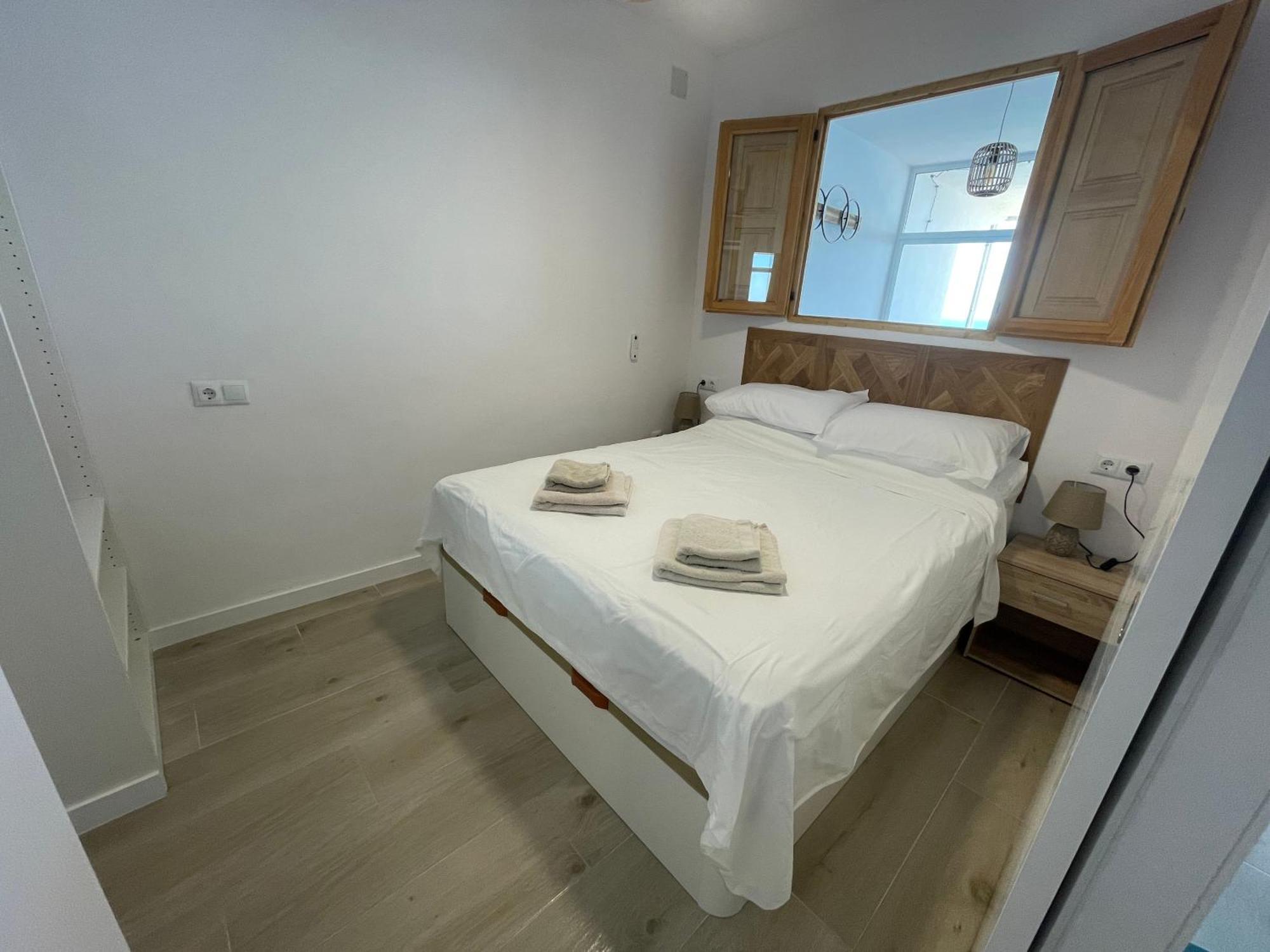 Beachfront, Top Floor Corner 2-bed, Paseo