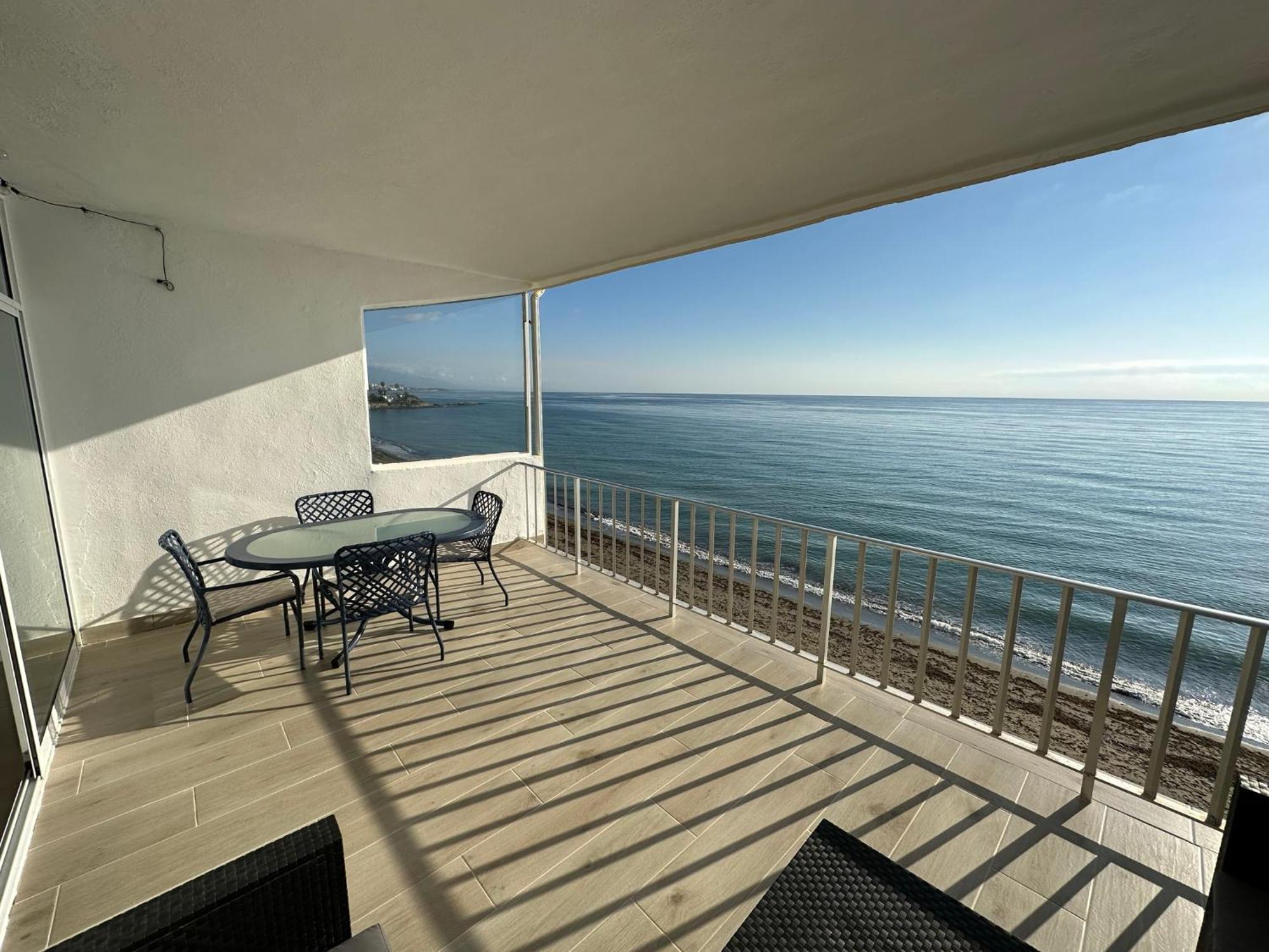 Beachfront, Top Floor Corner 2-bed, Paseo Appartement Estepona