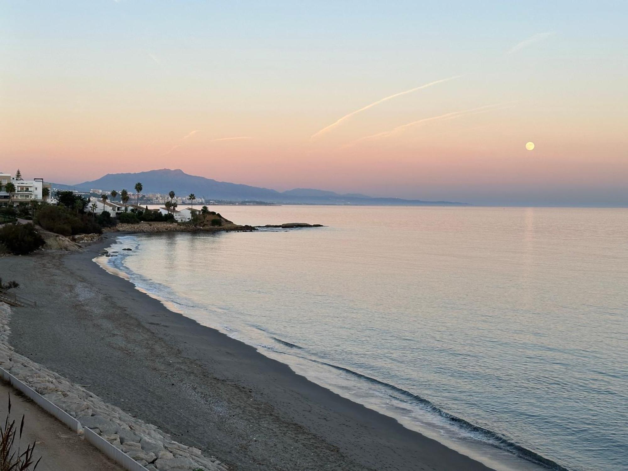 Beachfront, Top Floor Corner 2-bed, Paseo Appartement *
