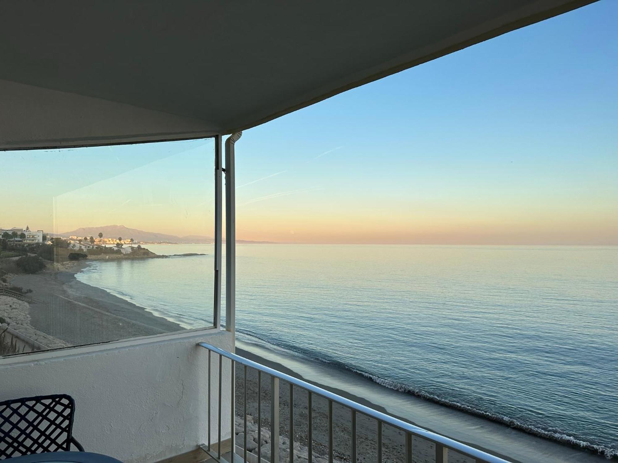 Appartement Beachfront, Top Floor Corner 2-bed, Paseo