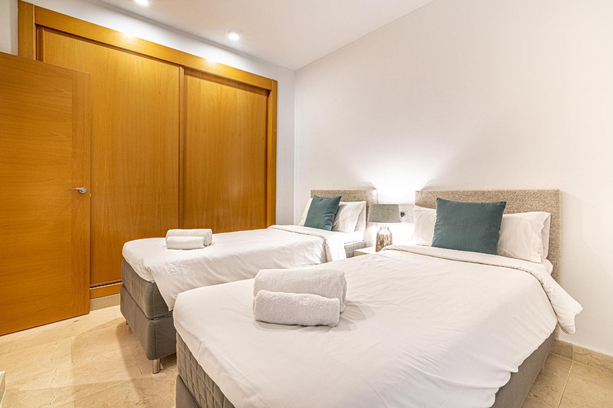 Large 3-bedroom Nestled In Golf Paradise Apartment *