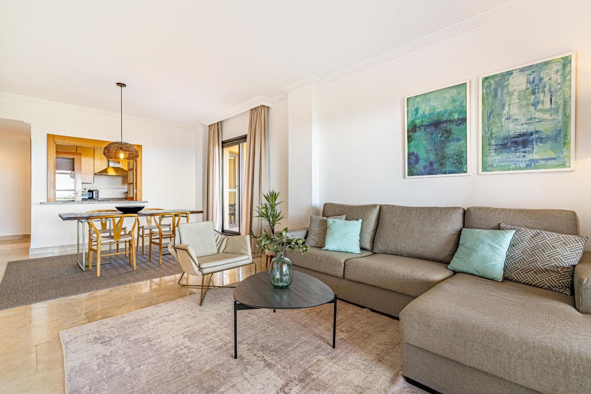 Large 3-bedroom Nestled In Golf Paradise