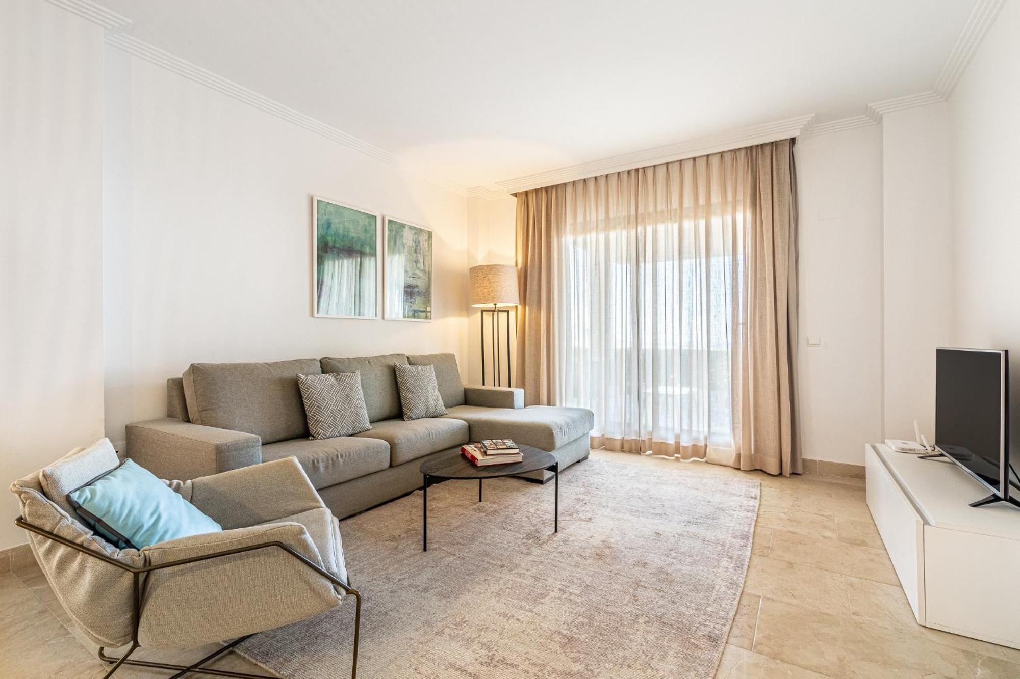 Apartment Large 3-bedroom Nestled In Golf Paradise *