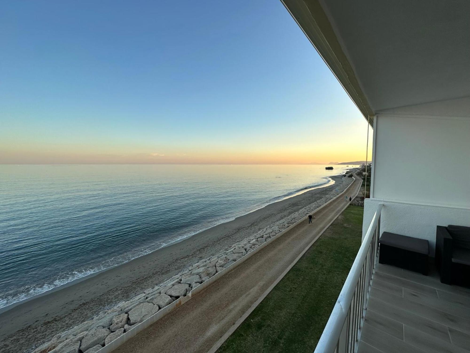 Beachfront, Top Floor Corner 2-bed, Paseo Appartement