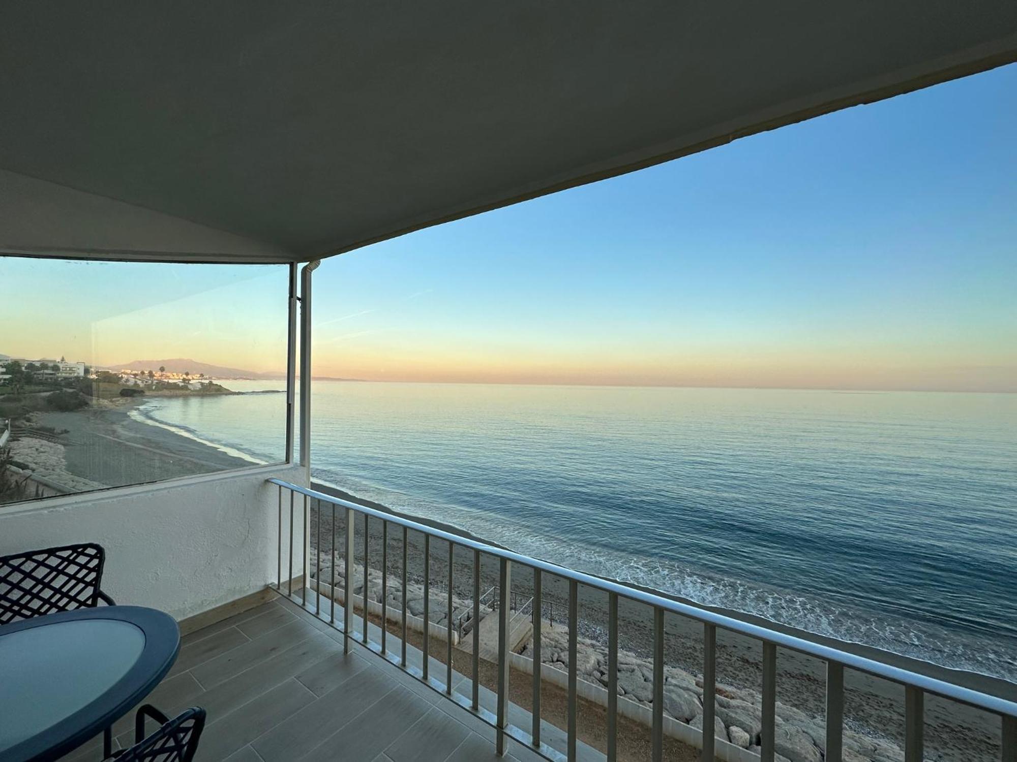 Beachfront, Top Floor Corner 2-bed, Paseo *