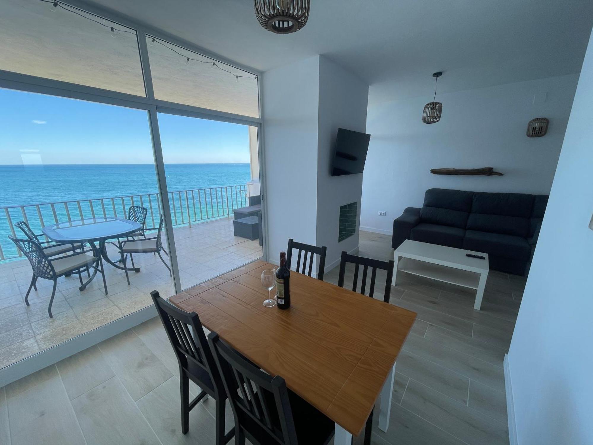 Beachfront, Top Floor Corner 2-bed, Paseo Appartement *