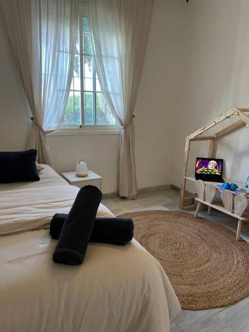 Alquiler Vacacional. Bajo Con Parrilla Y Piscina, Cerca De La Playa Y Puerto Banus Estepona