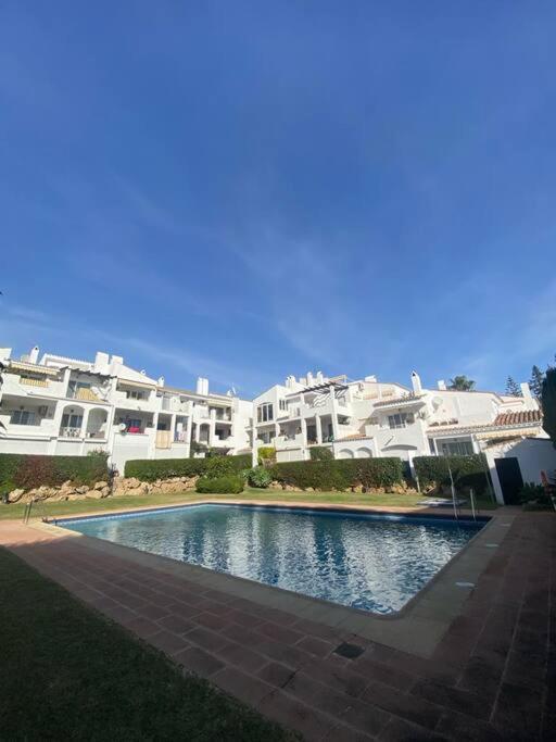 Alquiler Vacacional. Bajo Con Parrilla Y Piscina, Cerca De La Playa Y Puerto Banus *