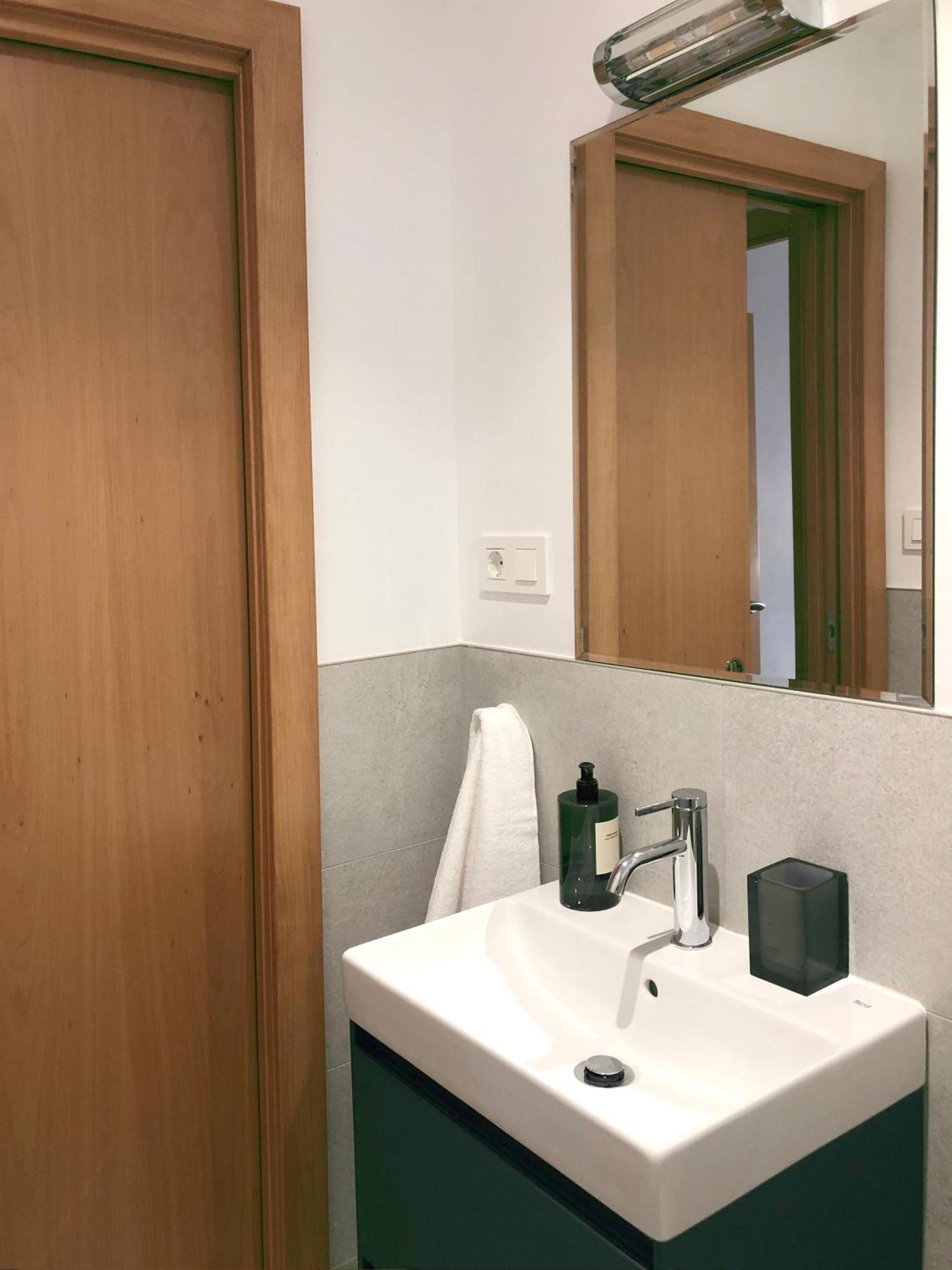 Gorgeous Sea Views And Great Location! Apartment *