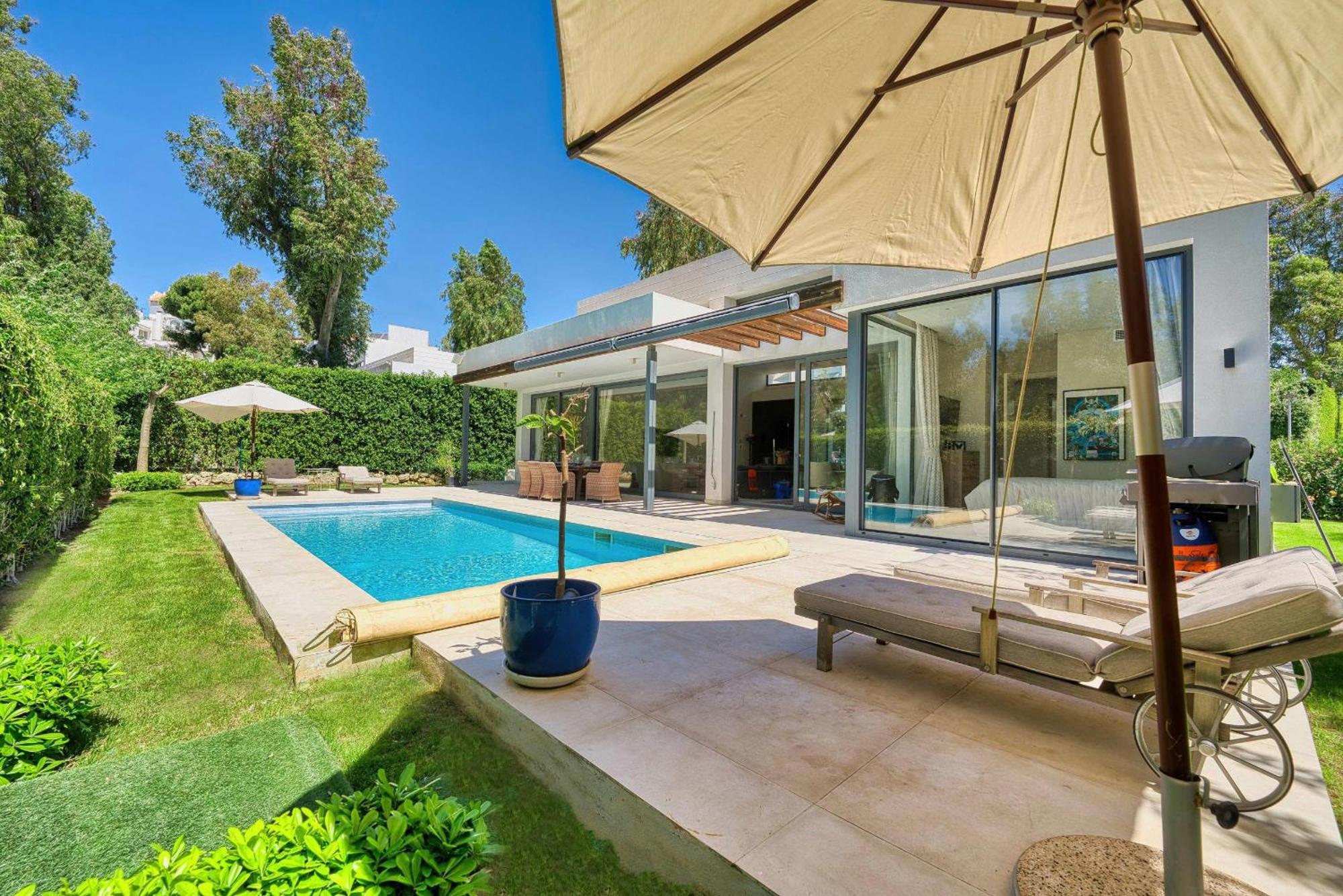 2223 Modern Design Pool Villa