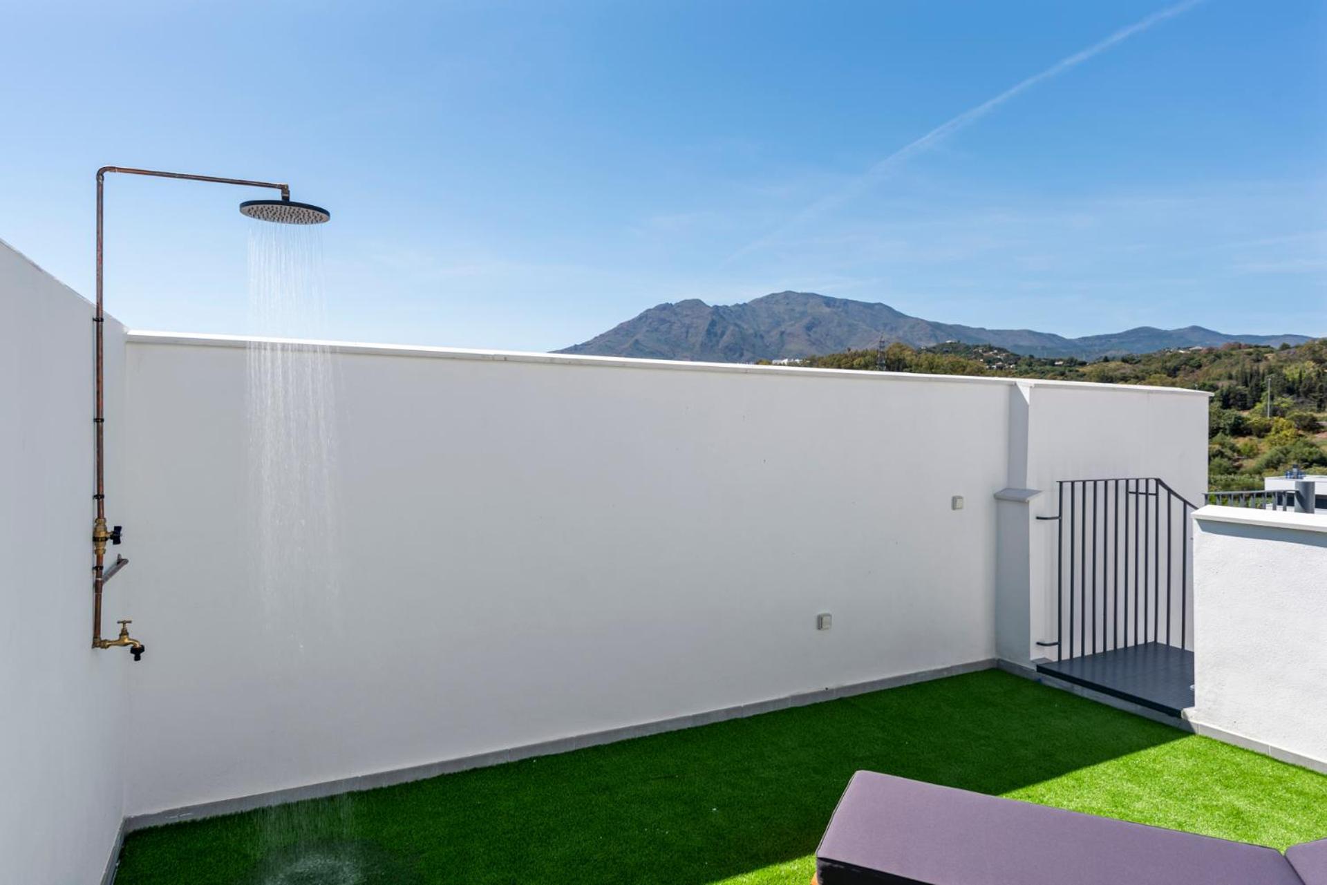 High-end Rooftop Penthouse Near & Appartement