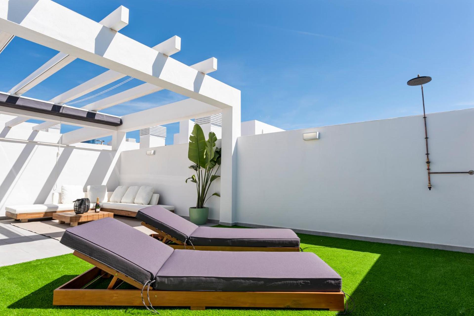 High-end Rooftop Penthouse Near & Apartment *