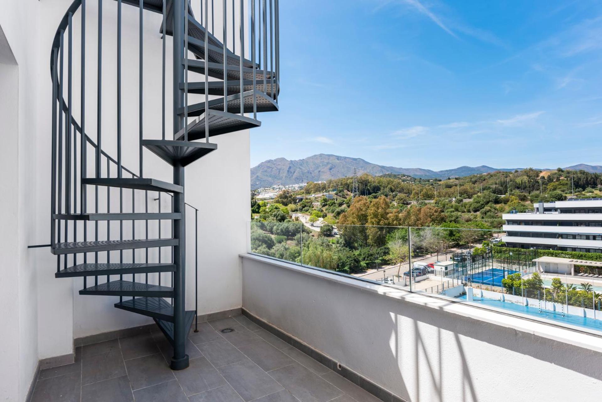 High-end Rooftop Penthouse Near & Apartment *