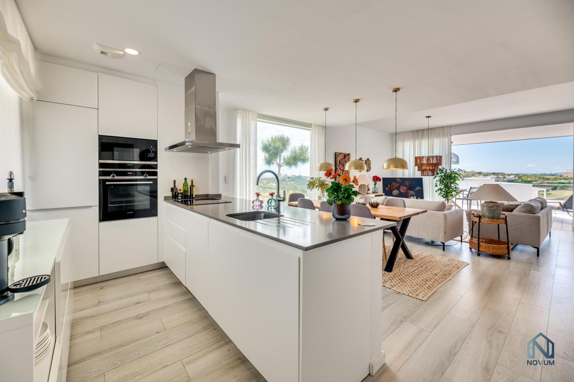Unique 3-bdrm Townhouse, Stunning View, Pool & Bbq Apartment