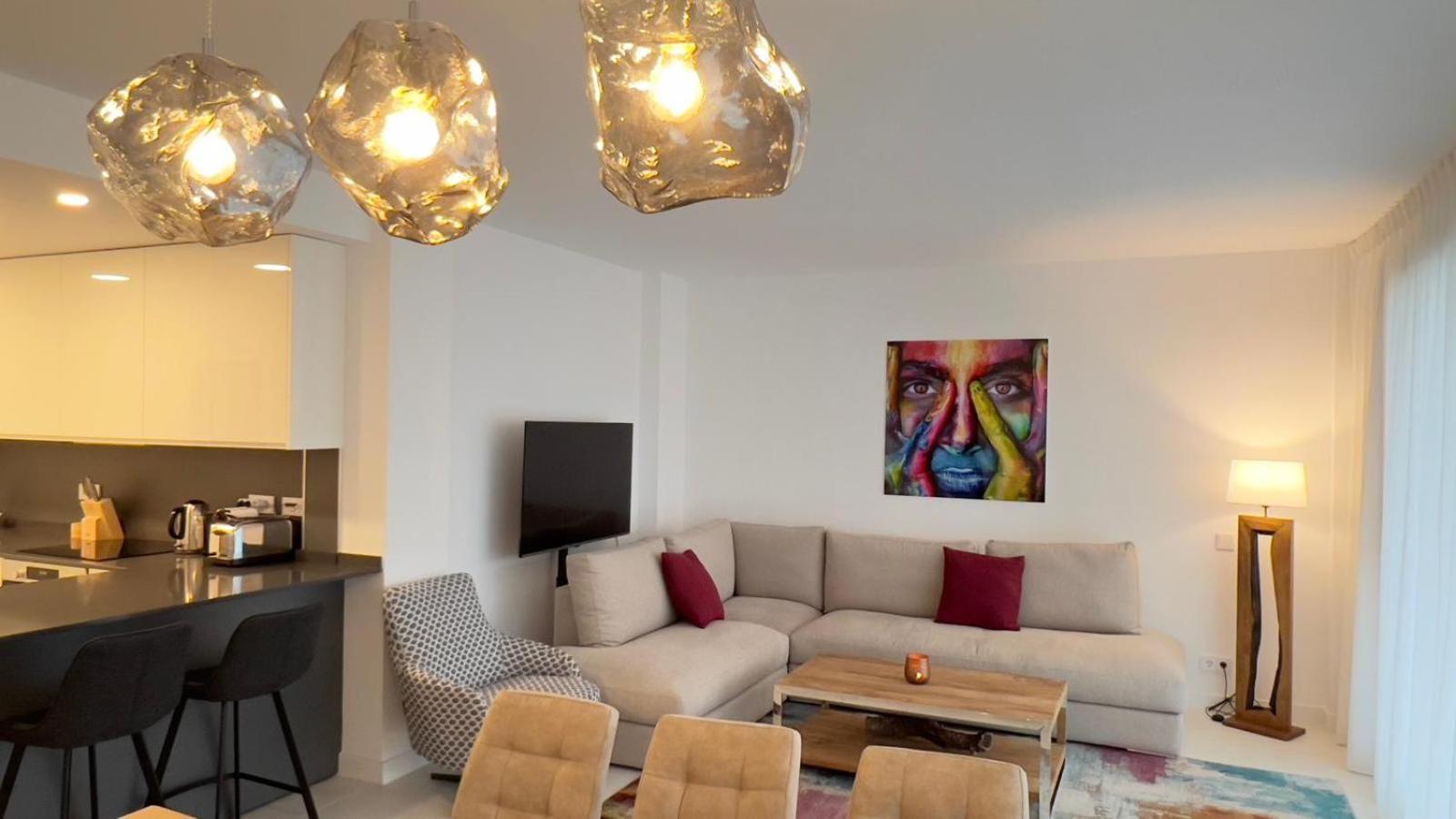 New Spacious 4 Bedrooms In 10 Min Walk To The