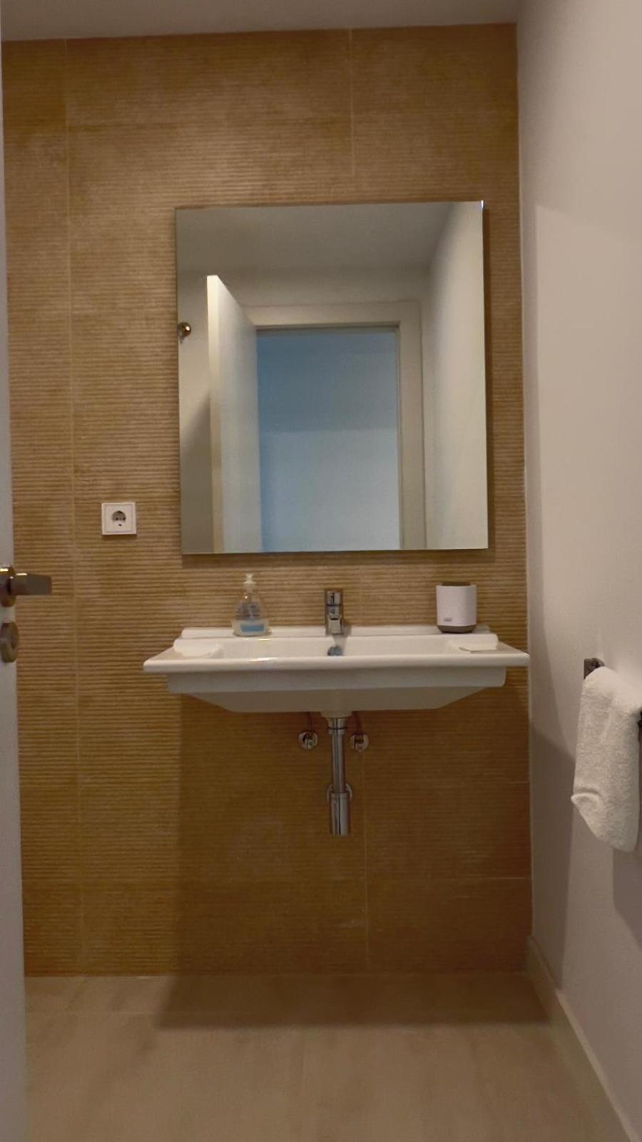 New Spacious 4 Bedrooms In 10 Min Walk To The Apartment *