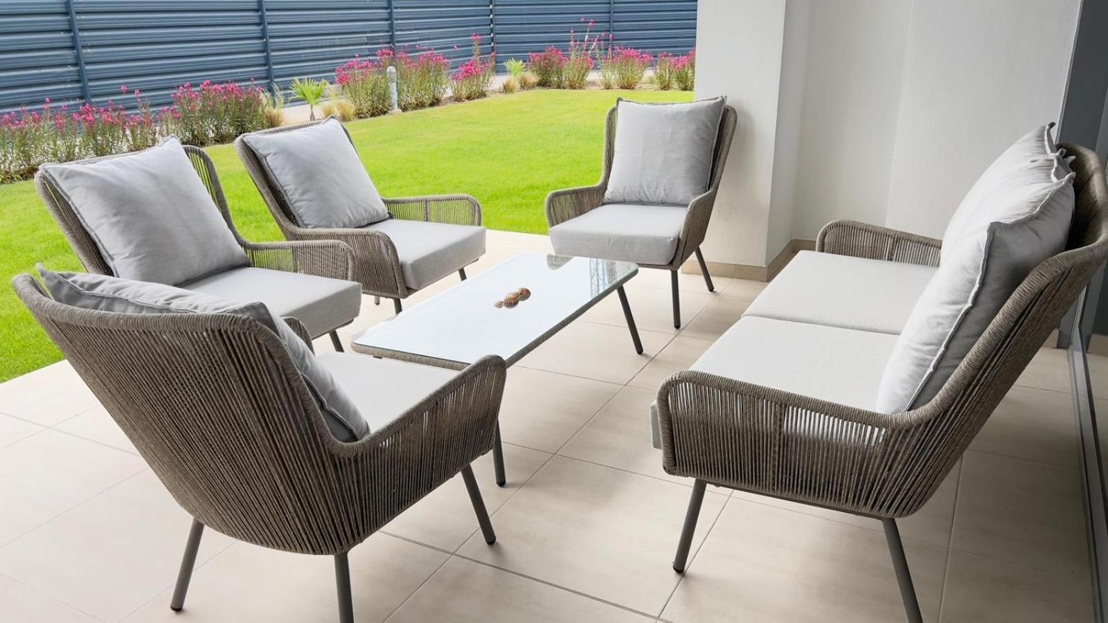 New Spacious 4 Bedrooms In 10 Min Walk To The Apartment *