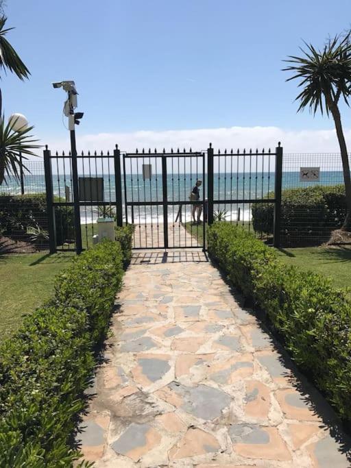 Apartment Beachfront Escape