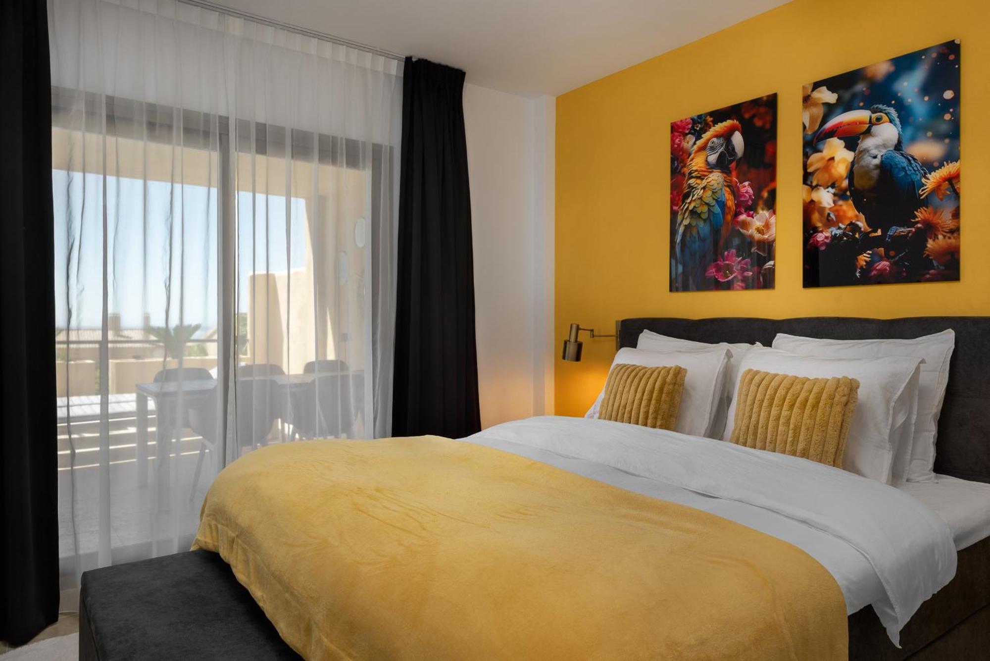 Charming 2-bedroom With Beautiful Sea Views Apartment