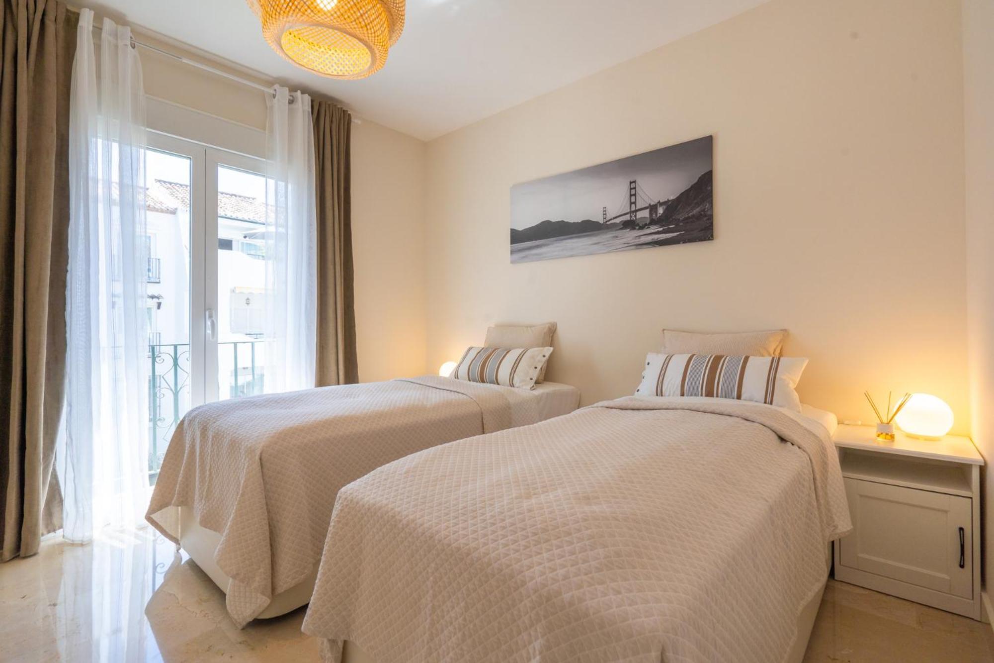 Elegant Marbella Apartment, 5-pool Oasis, Sunlit Terrace, Garage