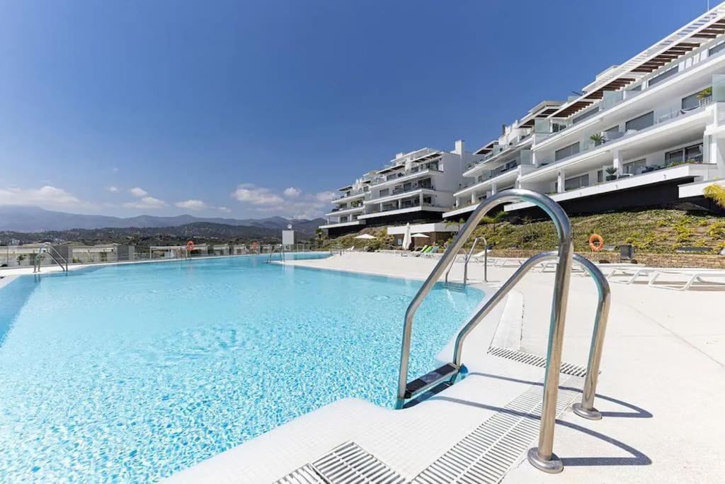 Apartment Stunning Three Bedroom Townhouse With Great Views! *