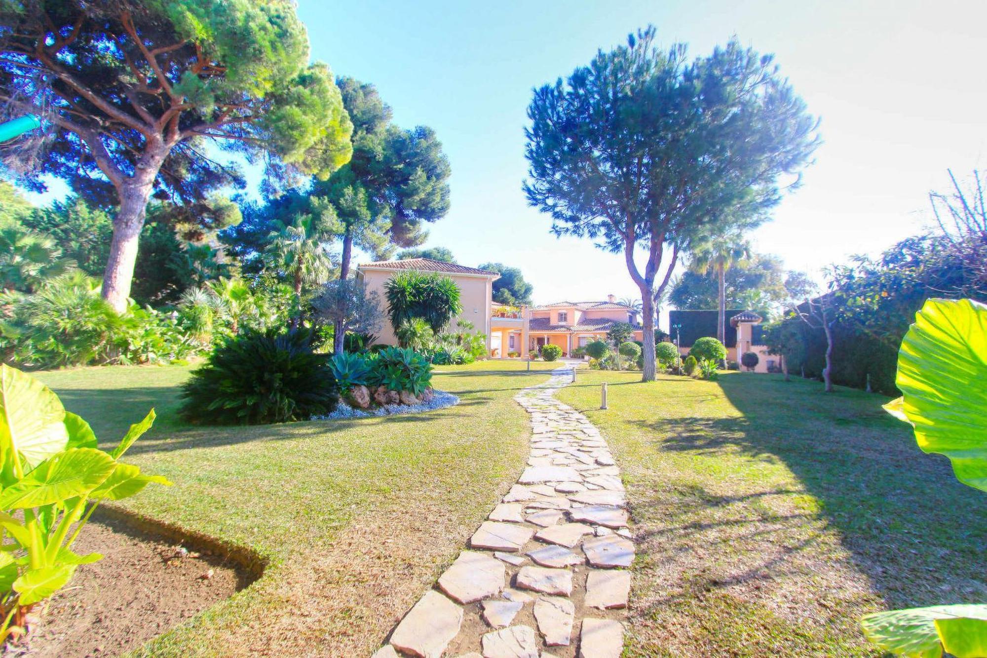 1072 Beachfront El Paraiso Retreat With Pool & Bbq Villa