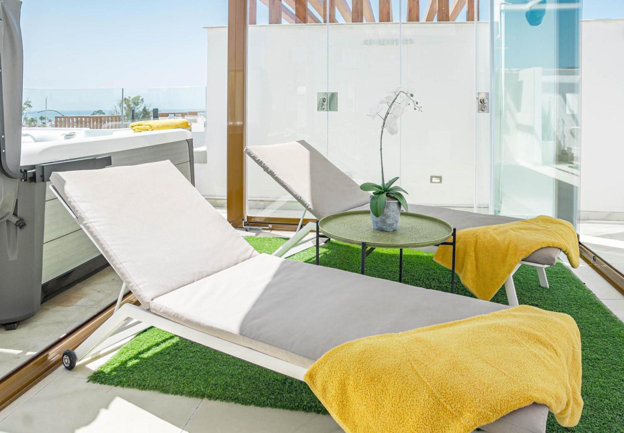 Lms48- Roof Terrace, Jacuzzi & Sauna Apartment