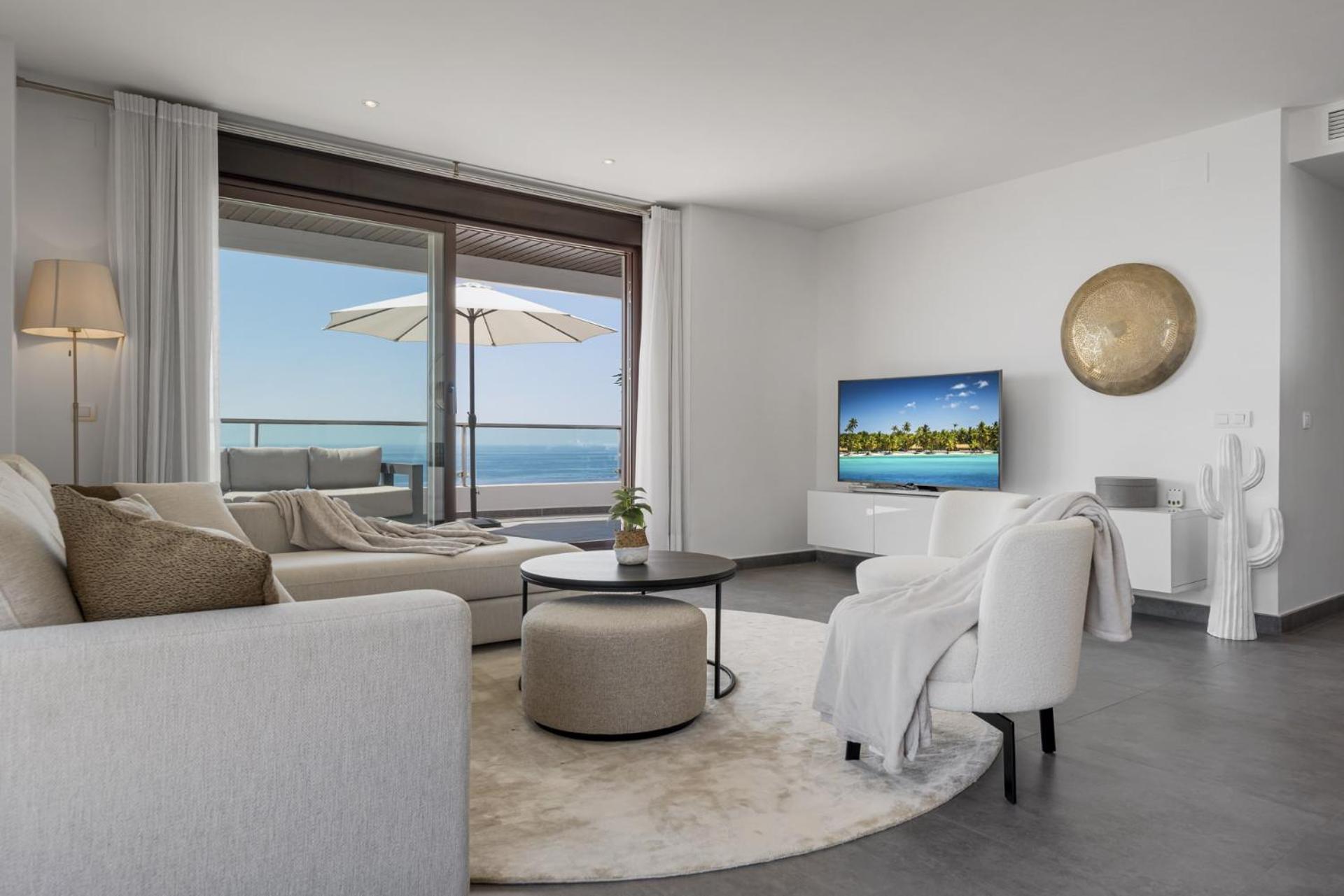 Vivi Homes - Casa Skye Pool, Terrace & Sea View * Estepona