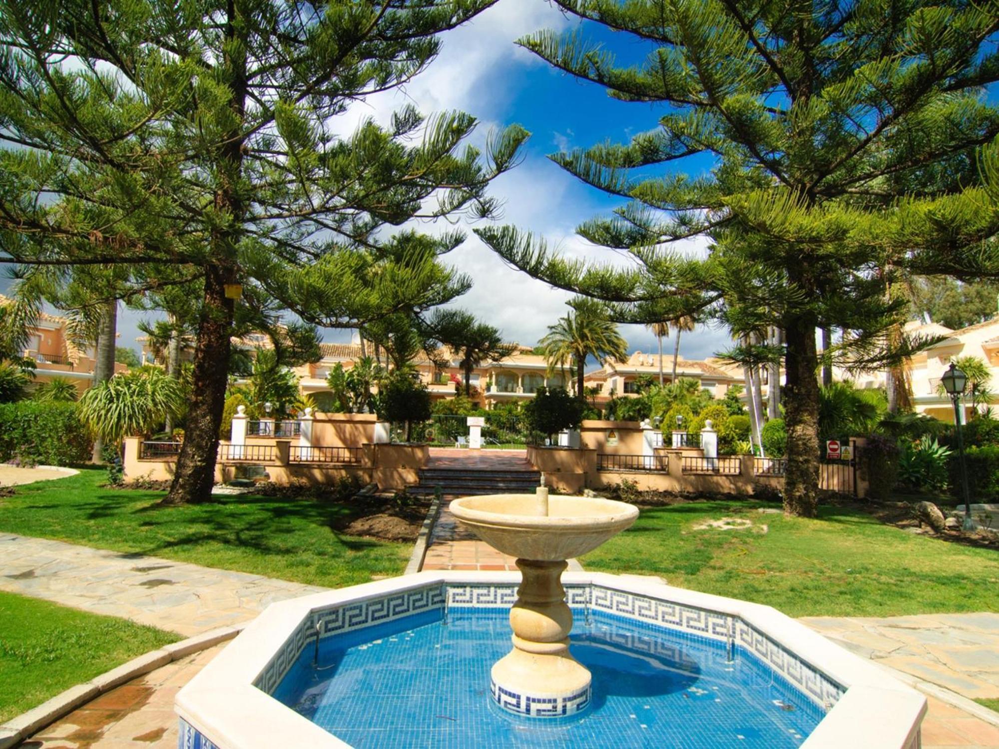 Venalmar First Line Townhouse, Garden, Sea Views Сasa de vacaciones Estepona