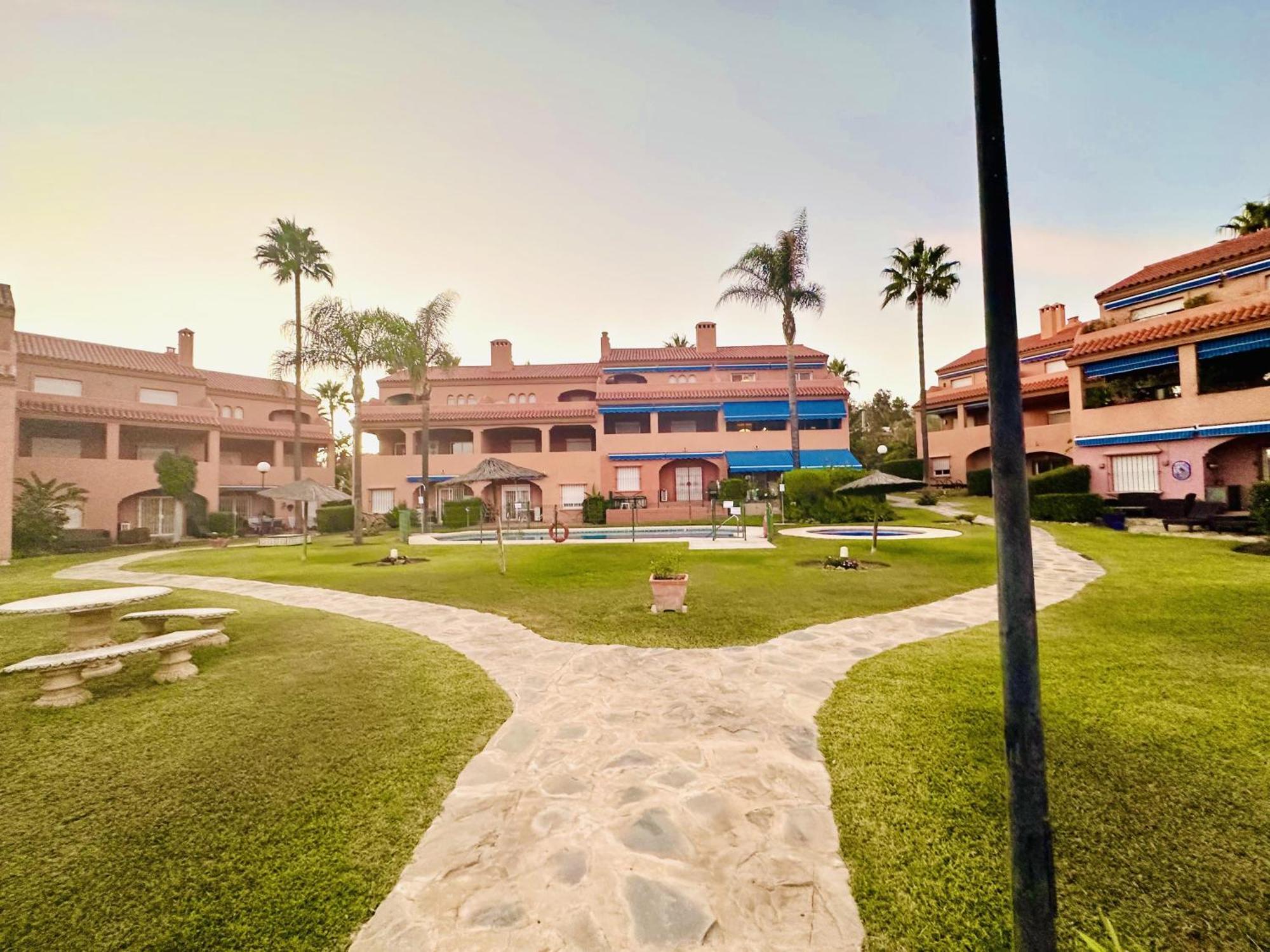 Coastal Apartment-sleeps 5 Pool Garden Acon Freep Appartement