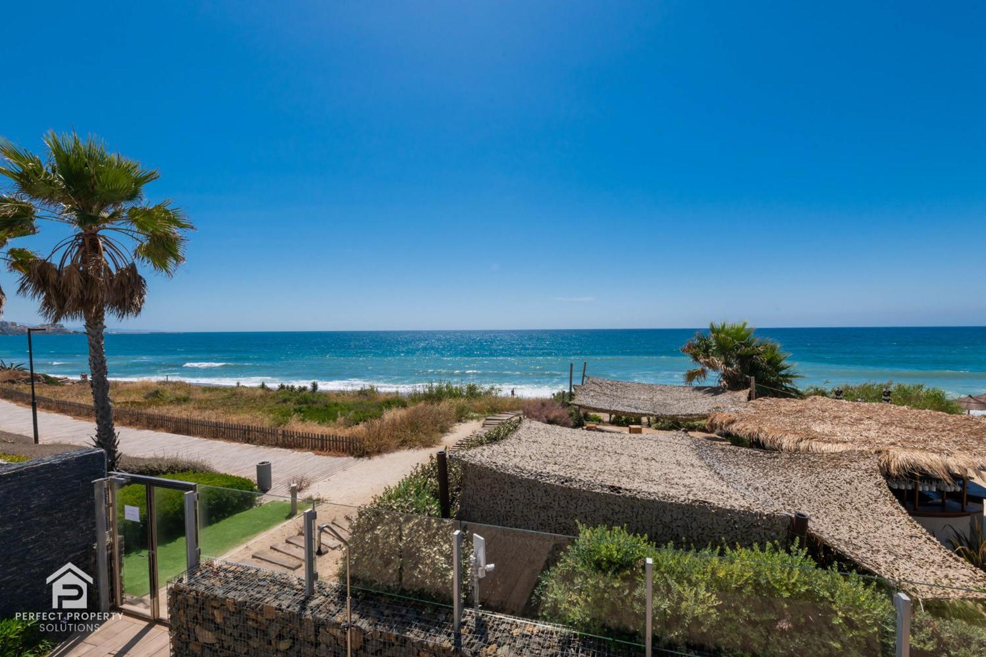 Edge Luxury Beachfront 3br, 3 Pools, Spa, Gym Apartment Estepona