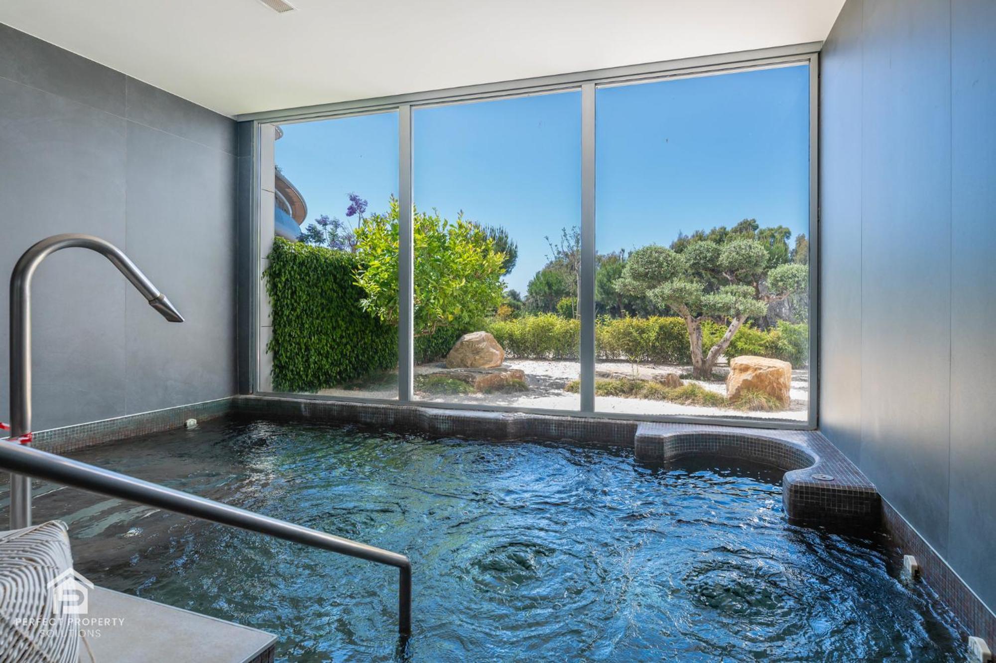 Edge Luxury Beachfront 3br, 3 Pools, Spa, Gym *