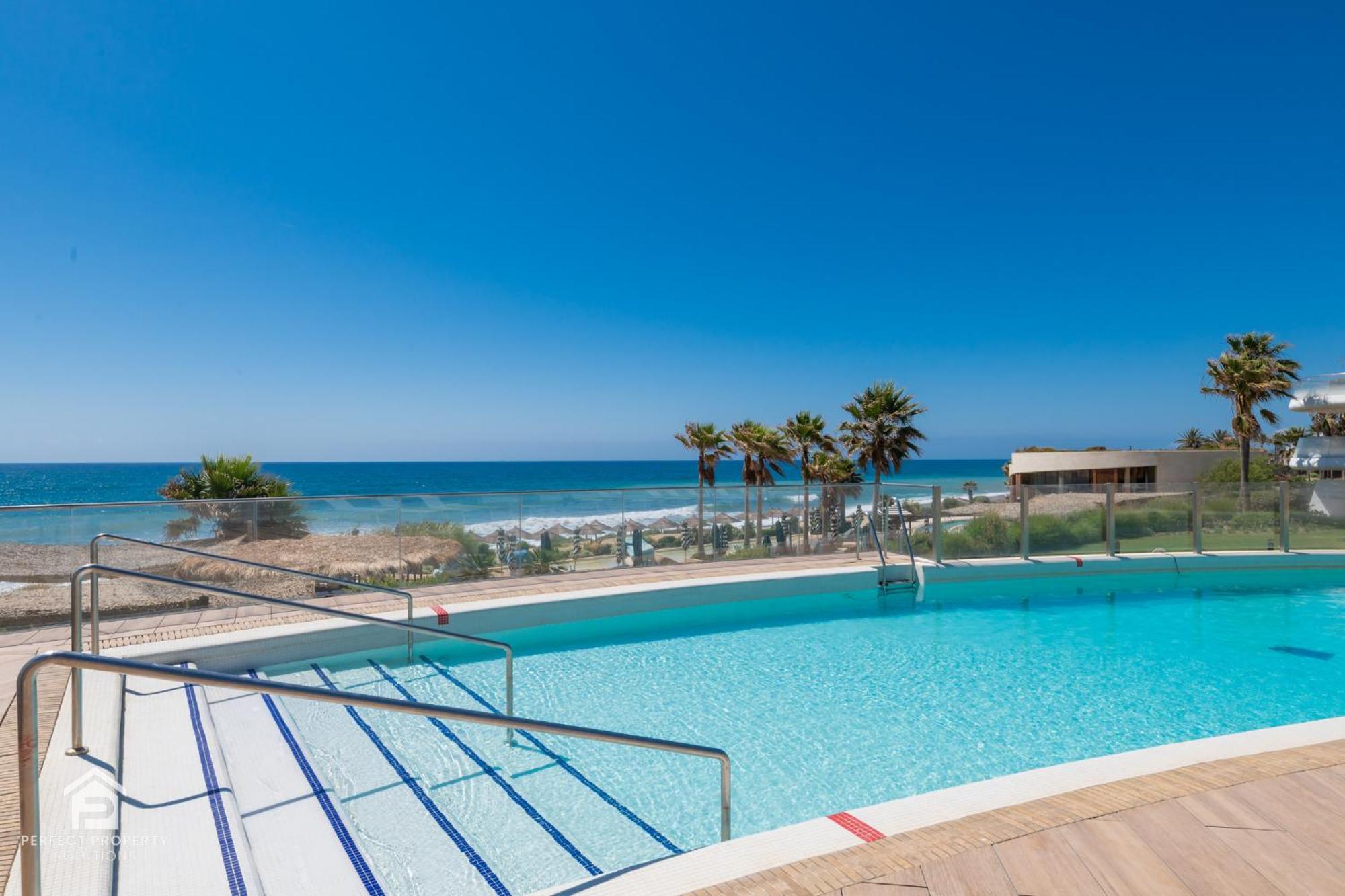 Edge Luxury Beachfront 3br, 3 Pools, Spa, Gym Apartment *