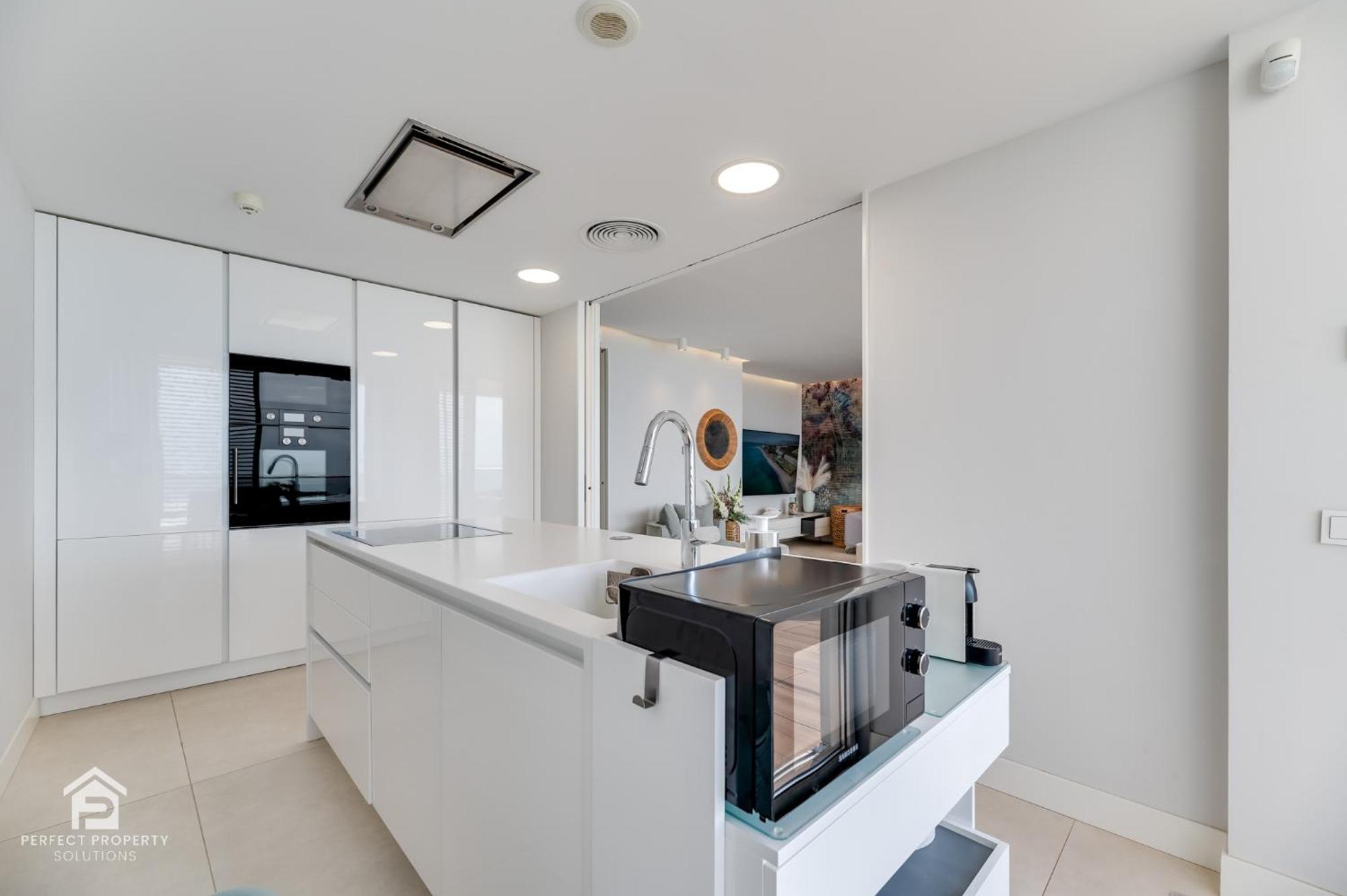 Edge Luxury Beachfront 3br, 3 Pools, Spa, Gym Apartment Estepona