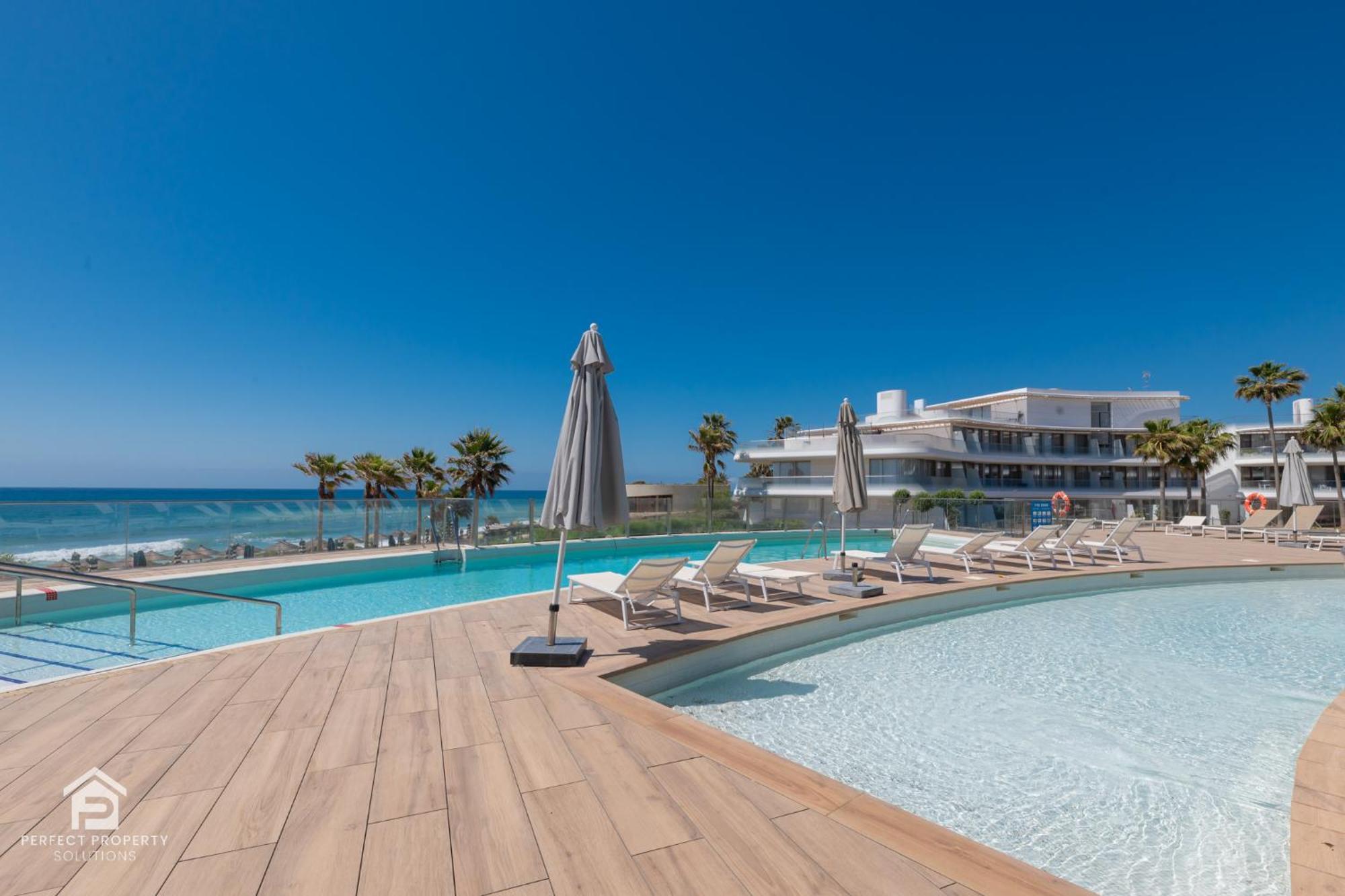 Edge Luxury Beachfront 3br, 3 Pools, Spa, Gym Apartment