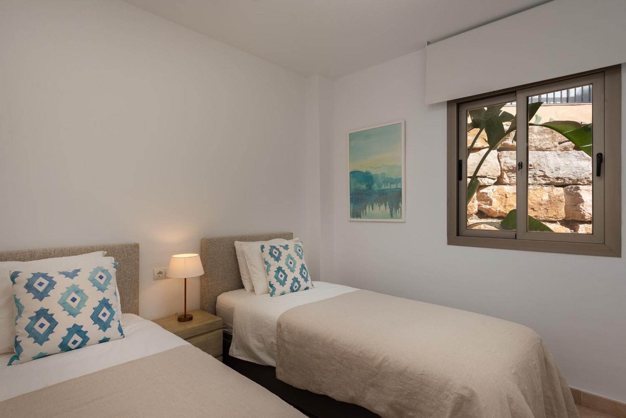 Bright 3-bedroom With Sunset Views