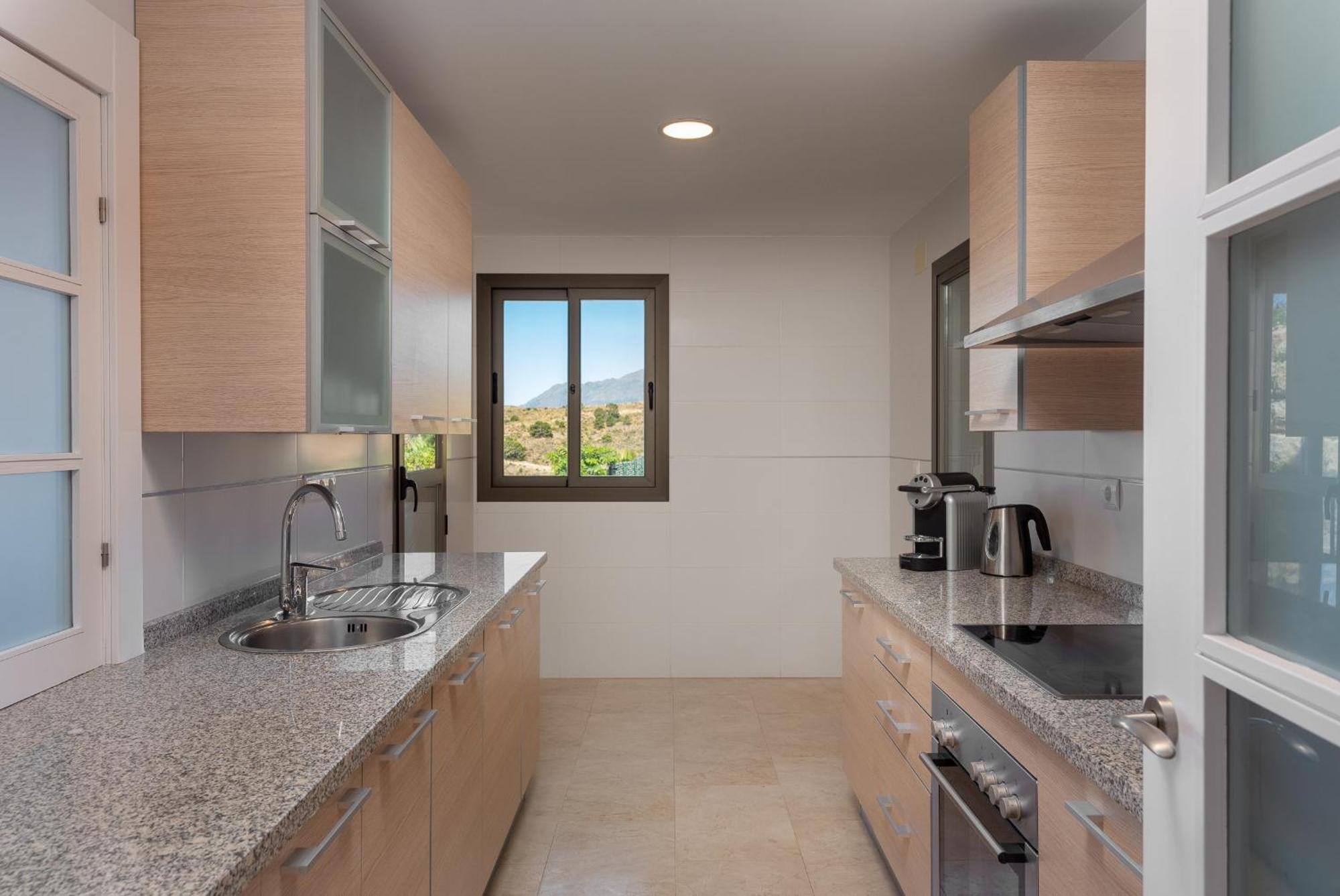 Bright 3-bedroom With Sunset Views