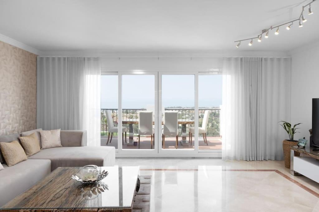 Lovely Two Bedroom With Panoramic Sea Views Apartment