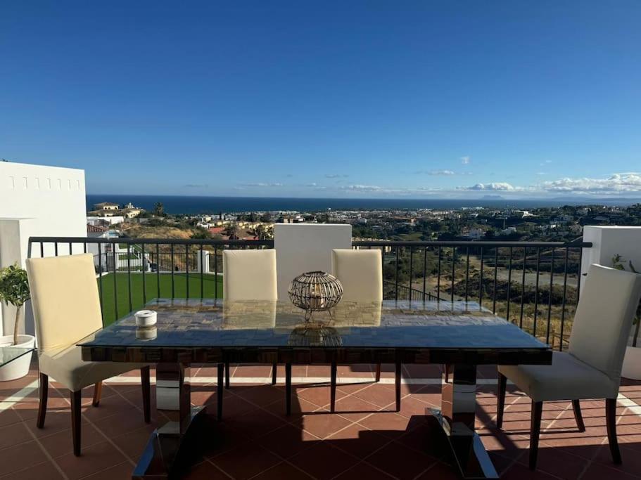 Lovely Two Bedroom With Panoramic Sea Views