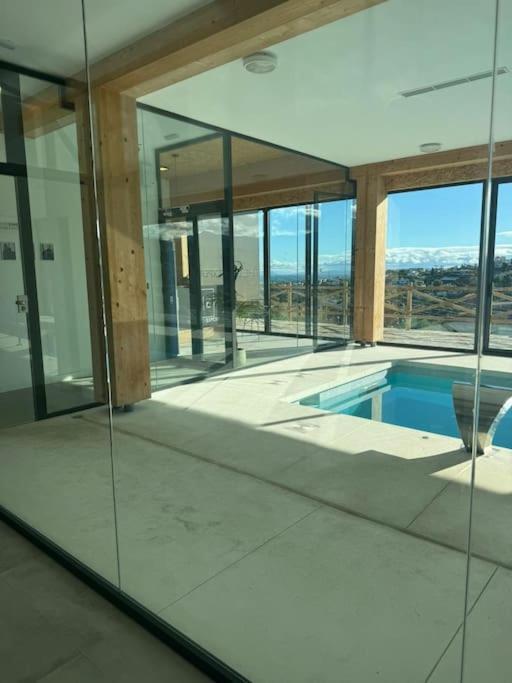 Lovely Two Bedroom With Panoramic Sea Views Apartment