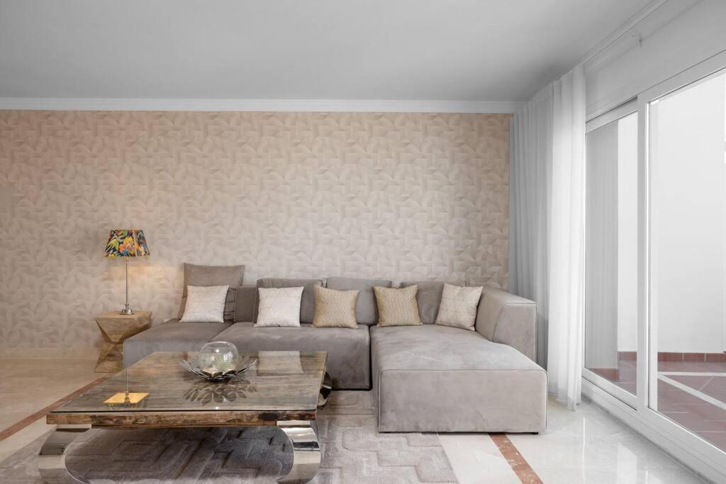 Lovely Two Bedroom With Panoramic Sea Views Apartment