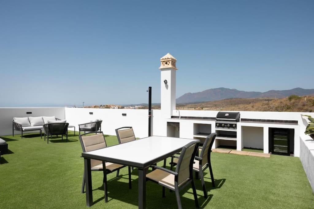 Lovely Two Bedroom With Panoramic Sea Views Apartment